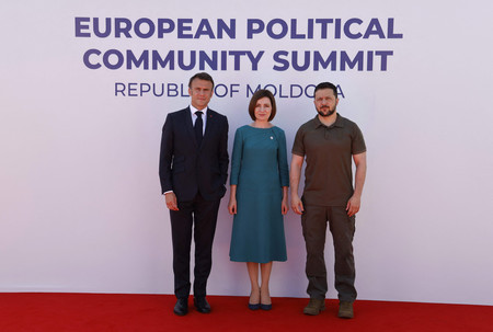 １日、モルドバの首都キシナウ近郊で開催された「欧州政治共同体」会合で、記念撮影に臨むウクライナのゼレンスキー大統領（右）とモルドバのサンドゥ大統領（中央）（ＡＦＰ時事）