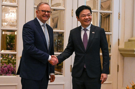 ２日、シンガポールで会談するオーストラリアのアルバニージー首相（左）とシンガポールのウォン首相代行（副首相兼財務相）（ＡＦＰ時事）