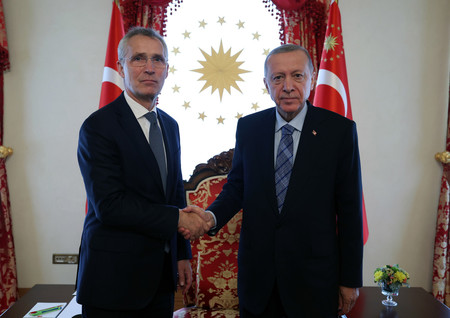 ４日、イスタンブールで握手する北大西洋条約機構（ＮＡＴＯ）のストルテンベルグ事務総長（左）とトルコのエルドアン大統領＝トルコ大統領府提供（ＥＰＡ時事）