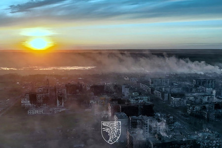 ロシアの侵攻によって破壊されたウクライナ東部バフムトの市街地＝撮影日不明（ウクライナ軍が５月２１日に公開した動画より）（ＡＦＰ時事）