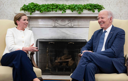 ５日、ワシントンで会談するデンマークのフレデリクセン首相（左）とバイデン米大統領（ＡＦＰ時事）