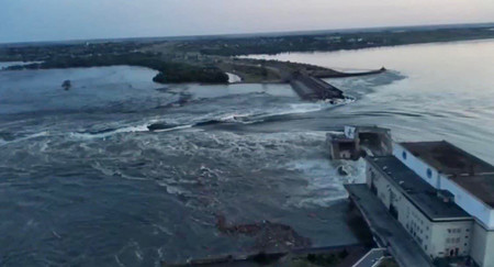 ６日、ウクライナ南部ヘルソン州で、損壊したカホフカ水力発電所のダム（同国の国営企業提供）（ＡＦＰ時事）