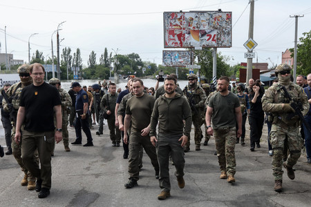 ８日、ウクライナ南部ヘルソン州を訪問するゼレンスキー大統領（中央）（ＥＰＡ時事）