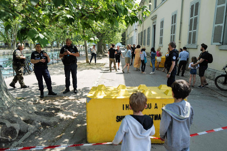 ８日、フランス南東部アヌシーで、襲撃事件の現場周辺を規制する警官（ＡＦＰ時事）