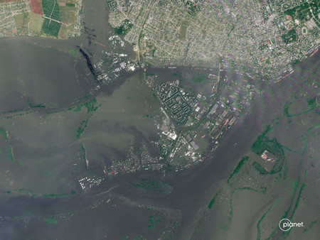 ７日、ダム決壊を受け、浸水したウクライナ南部ヘルソンの衛星写真（プラネット・ラボ提供）（ＡＦＰ時事）
