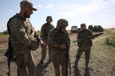 ８日、ウクライナ東部ドネツク州の前線付近で訓練するウクライナ兵（ＡＦＰ時事）