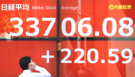 日経平均株価の終値を示すモニター＝１６日午後、東京都中央区