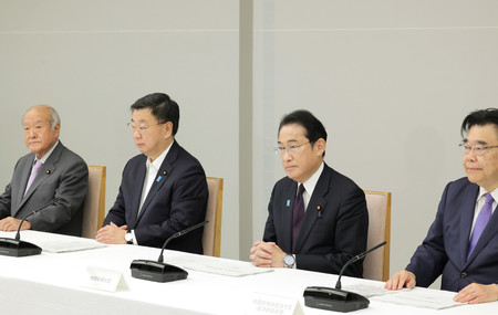 月例経済報告関係閣僚会議に出席した岸田文雄首相（右から２人目）＝２２日午後、首相官邸