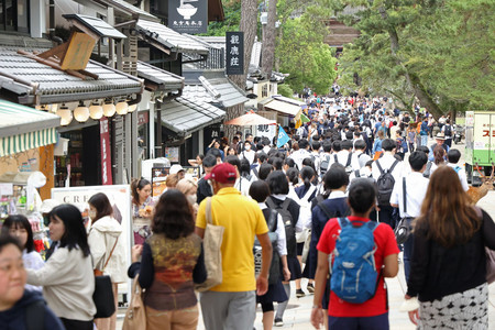 東大寺の参道を歩く観光客ら＝６月１日、奈良市