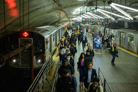 市内地下鉄駅で降りる乗客ら＝５月、ニューヨーク（ＡＦＰ時事）