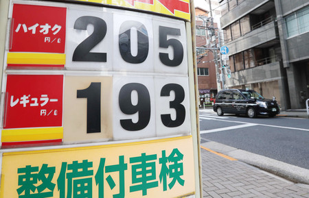 レギュラーガソリン１リットル当たり１９３円を示すガソリンスタンドの価格表示＝１６日午後、東京都港区