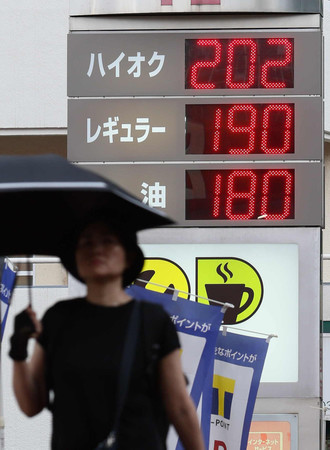 レギュラーガソリン１リットル当たり１９０円を示すガソリンスタンドの価格表示＝１６日午後、東京都港区