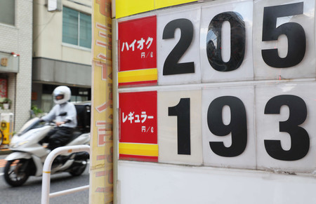 レギュラーガソリン１リットル当たり１９３円を示すガソリンスタンドの価格表示＝１６日、東京都港区