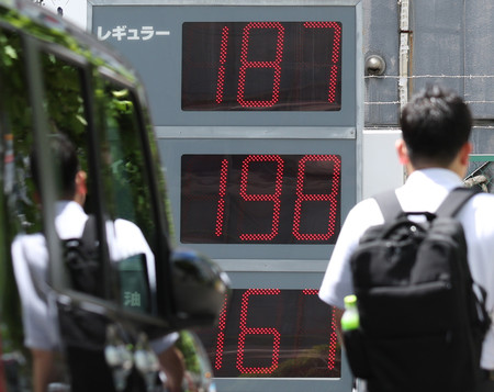 レギュラーガソリン１リットル当たり１８７円を示すガソリンスタンドの価格表示＝２３日午前、東京都中央区
