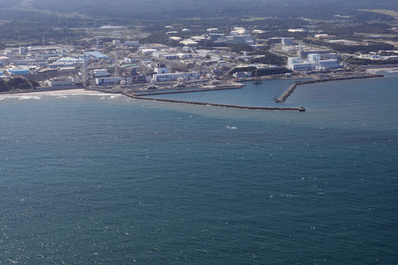処理水の海洋放出が開始された東京電力福島第１原発＝２４日午後、福島県（時事通信チャーター機より）