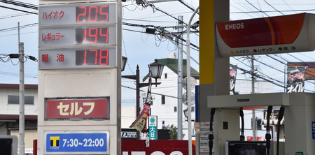 レギュラー価格１９４円を表示する長野市内のガソリンスタンド＝３０日午後、同市