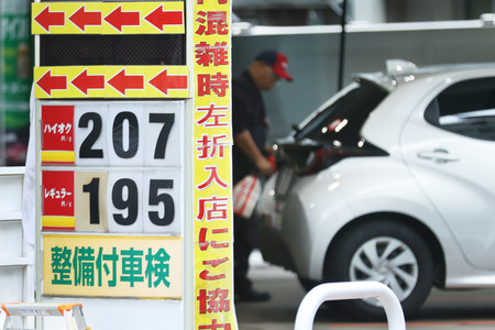 レギュラーガソリン１リットル当たり１９５円を示すガソリンスタンドの表示＝６日午後、東京都港区
