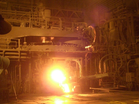東京製鉄九州工場で、余剰電力を使い稼働する電気炉（同社提供）