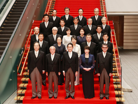 初閣議を終え、記念撮影する岸田文雄首相（前列中央）と閣僚ら＝１３日午後、首相官邸