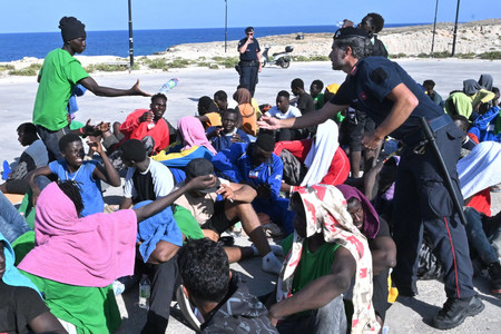 １５日、ランペドゥーザ島で、イタリア本土への移送を待つ移民（ＥＰＡ時事）