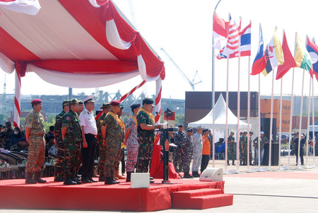 １９日、インドネシアのバタム島で、東南アジア諸国連合（ＡＳＥＡＮ）の合同軍事演習の式典に臨む各国の軍首脳