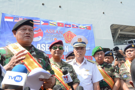 １９日、インドネシアのバタム島で、取材に応じるインドネシア国軍のユド・マルゴノ司令官（左端）