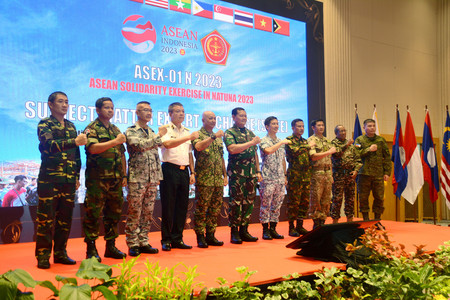 １９日、インドネシアのバタム島で、式典に臨む東南アジア諸国連合（ＡＳＥＡＮ）加盟国と東ティモールの軍司令官ら