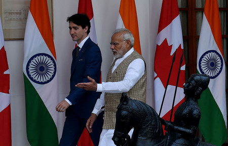 カナダのトルドー首相（左）とインドのモディ首相＝２０１８年２月、ニューデリー（ＡＦＰ時事）