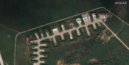 ウクライナ南部クリミア半島のサキ飛行場の衛星画像＝２０２２年５月（米民間企業マクサー・テクノロジーズ提供）（ＡＦＰ時事）