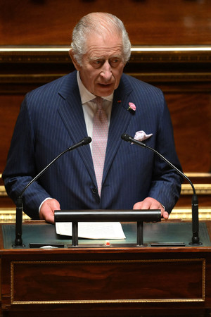 ２１日、パリのフランス上院で演説するチャールズ英国王（ＡＦＰ時事）