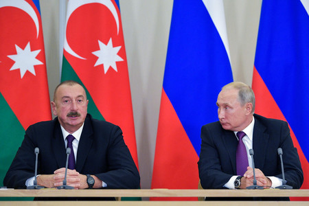 アゼルバイジャンのアリエフ大統領（左）とロシアのプーチン大統領＝２０１８年９月、ソチ（ＡＦＰ時事）