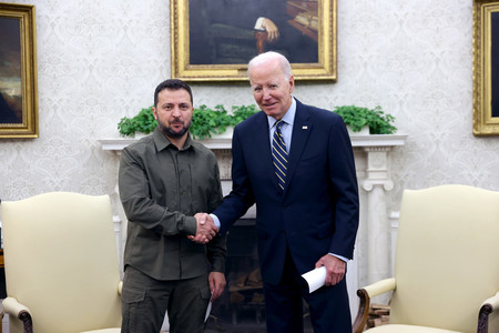 ２１日、ワシントンで会談したウクライナのゼレンスキー大統領（左）とバイデン米大統領（ＥＰＡ時事）