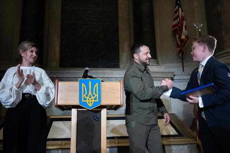 ２１日、米ワシントンの国立公文書館を訪れたウクライナのゼレンスキー大統領（左から２人目）（ＡＦＰ時事）