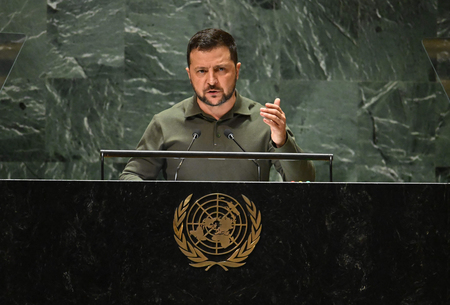 国連総会で演説するウクライナのゼレンスキー大統領＝１９日、米ニューヨークの国連本部（ＡＦＰ時事）