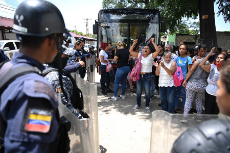 ２１日、ベネズエラ北部のトコロン刑務所の外で、抗議する受刑者の親族ら（ＡＦＰ時事）