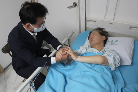 入院中の韓国最大野党「共に民主党」の李在明代表（右）＝２１日、ソウル（ＥＰＡ時事）