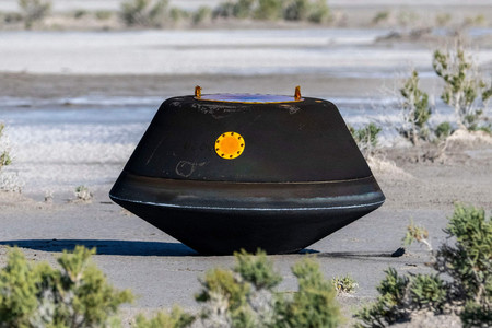 ２４日、米航空宇宙局（ＮＡＳＡ）の無人探査機「オシリス・レックス」が、小惑星から採取した試料を収めたカプセル＝米ユタ州（ＡＦＰ時事）