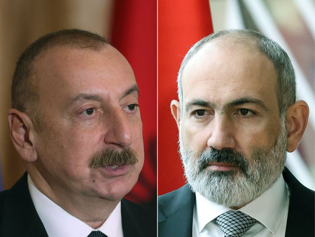 アゼルバイジャンのアリエフ大統領（左）とアルメニアのパシニャン首相（ＡＦＰ時事）