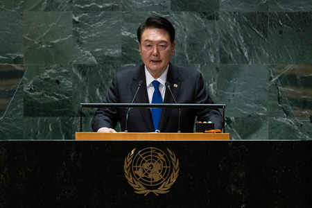 国連総会で演説する韓国の尹錫悦大統領＝２０日、米ニューヨーク（ＥＰＡ時事）