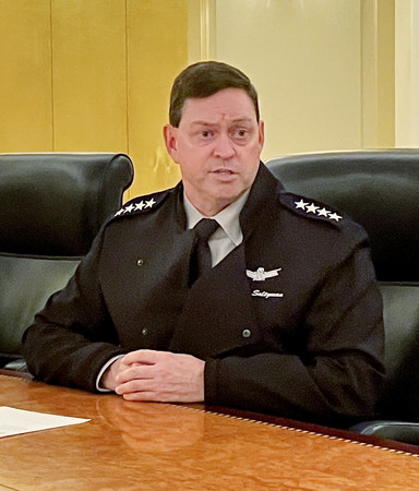 記者団と懇談するサルツマン米宇宙軍作戦部長=25日、東京都港区