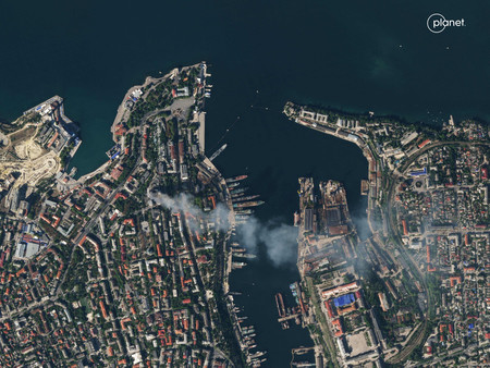 クリミア半島の軍港都市セバストポリにあるロシア海軍黒海艦隊司令部から煙が上がる様子を撮影した衛星写真＝２２日（プラネット・ラボが２３日提供）（ＡＦＰ時事）