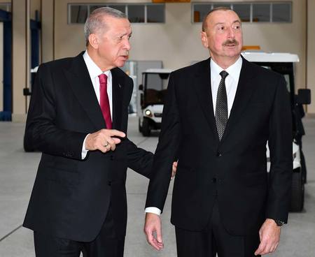 アゼルバイジャンのアリエフ大統領（右）と話すトルコのエルドアン大統領＝２５日、ナヒチェワン自治共和国（ＥＰＡ時事）