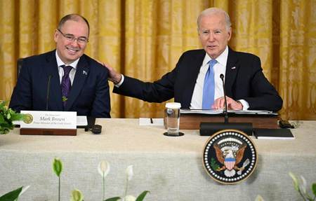 ２５日、ホワイトハウスにクック諸島のブラウン首相（左）を招いたバイデン米大統領（ＡＦＰ時事）