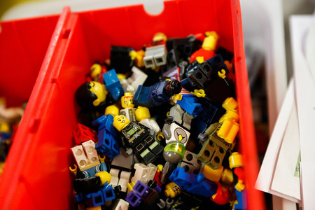 リサイクルされるデンマーク玩具大手レゴのブロック＝２０２２年１２月２２日、パリ（ＥＰＡ時事）