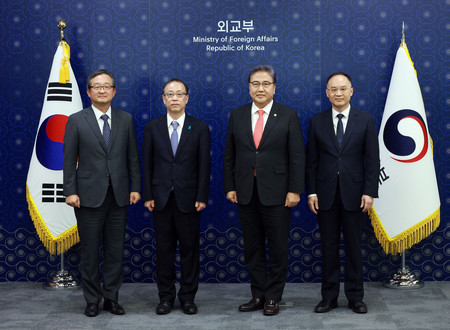 25日、ソウルで記念撮影に臨む韓国の鄭炳元外務次官補(左端)、日本の船越健裕外務審議官(左から2番目)と中国の農融外務次官補(右端)(EPA時事)