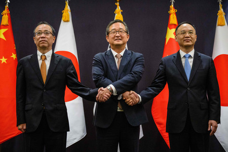 ２６日、ソウルで、高官協議を前に握手する日本の船越健裕外務審議官（左）、韓国の鄭炳元外務次官補（中央）、中国の農融外務次官補（ＡＦＰ時事）