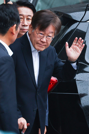２６日、ソウルの病院前で支持者に手を振る韓国最大野党「共に民主党」の李在明代表（ＥＰＡ時事）