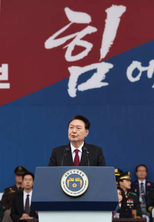 ２６日、ソウル近郊の城南市で開かれた記念式典で演説する韓国の尹錫悦大統領（ＥＰＡ時事）