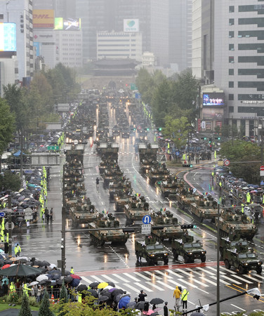 ２６日、ソウルで実施された韓国軍の創建７５年を記念する軍事パレード（ＥＰＡ時事）