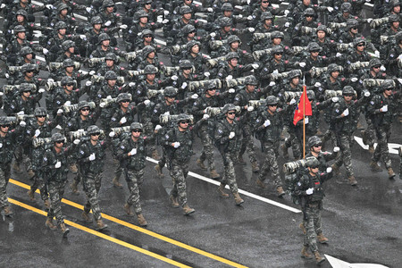 ２６日、ソウルで行われた軍事パレードに参加した韓国軍兵士（ＡＦＰ時事）